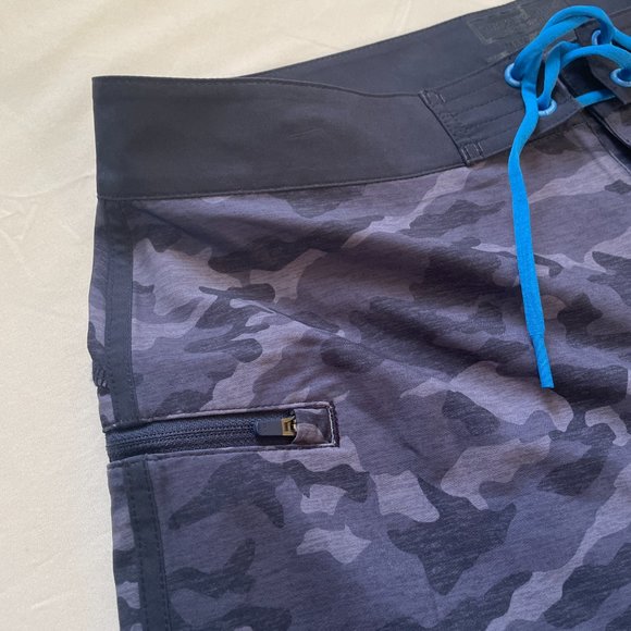 Vineyard Vines Men's *NWOT* 8" Performance Navy Mountain Camo Shorts, 32" Waist - Picture 6 of 9